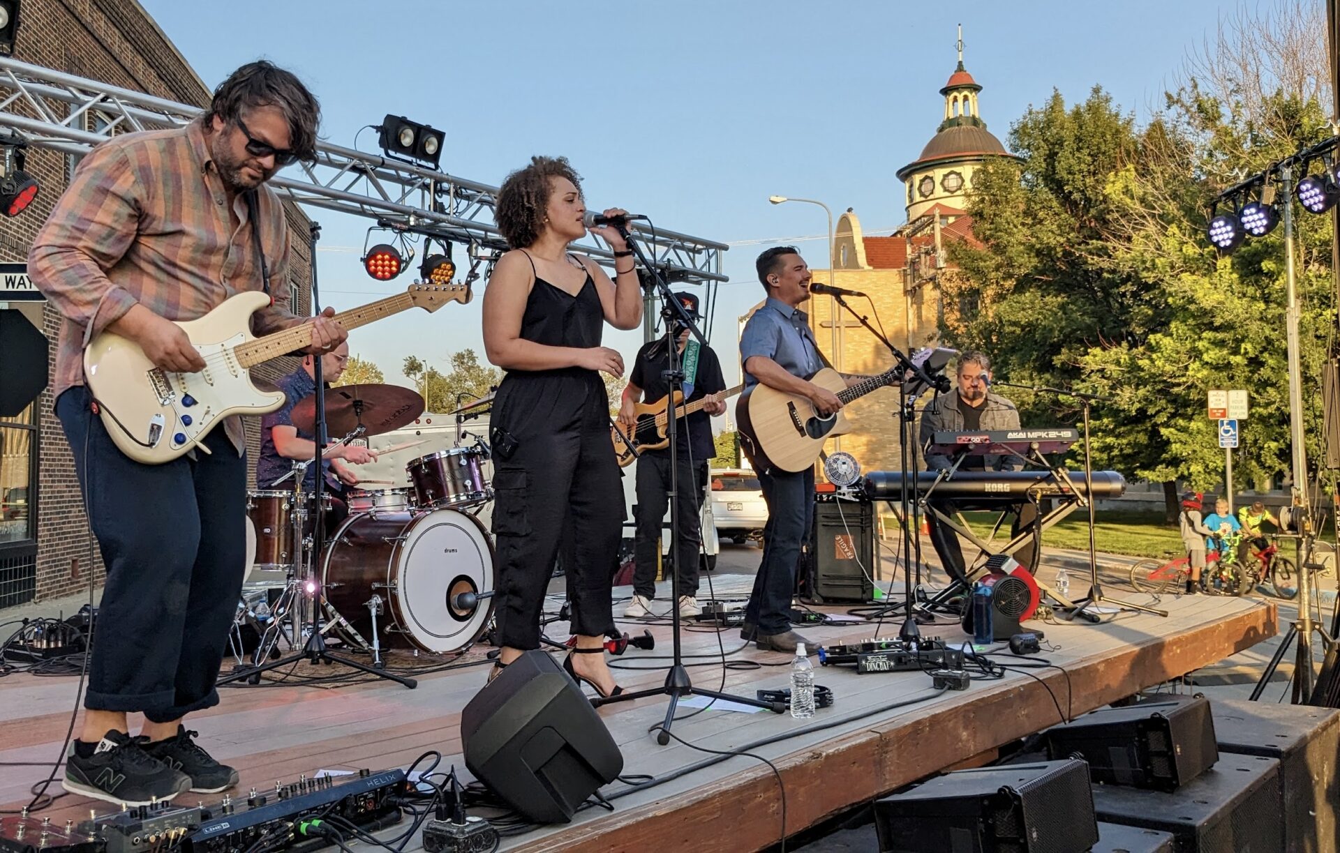The Silver Alchemist performs during the Sizzlin' Summer Nights downtown concert on Saturday, Aug. 26. Aberdeen Insider photo by Scott Waltman