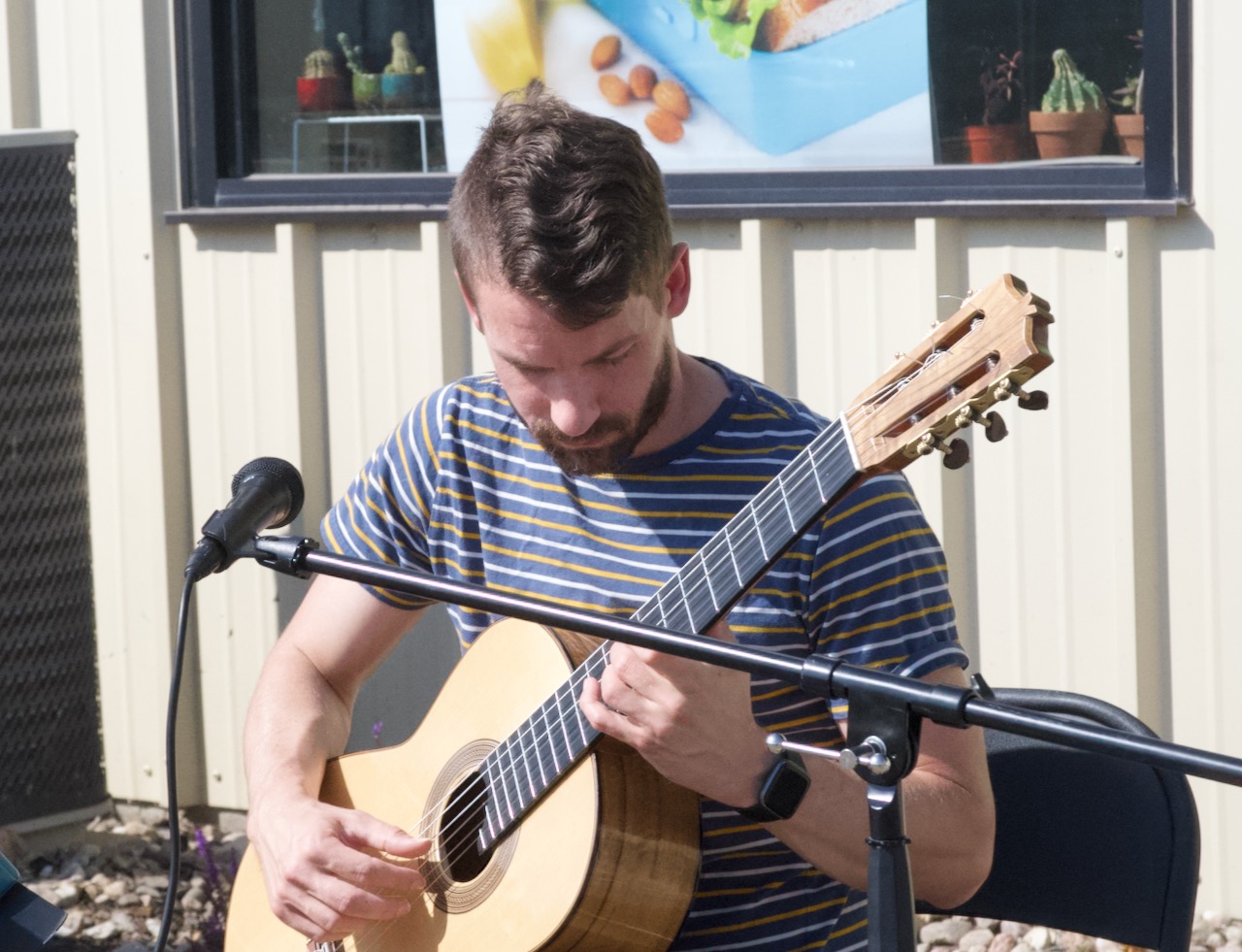 Stan Shelnutt provided entertainment at Natural Abundance Saturday, Sept. 9 during its 45th anniversary celebration and Fresher is Fun local harvest celebration. Aberdeen Insider photo by Elisa Sand