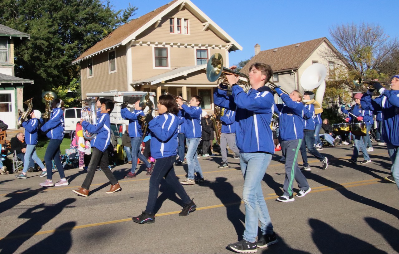 Simmons and Holgate middle school eighth-graders marched in the Northern State homecoming parade on Saturday, Oct. 7. Aberdeen Insider photo by Elisa Sand